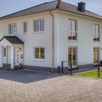 Fassadensockel mit dekorativem Caparol Buntsteinputz